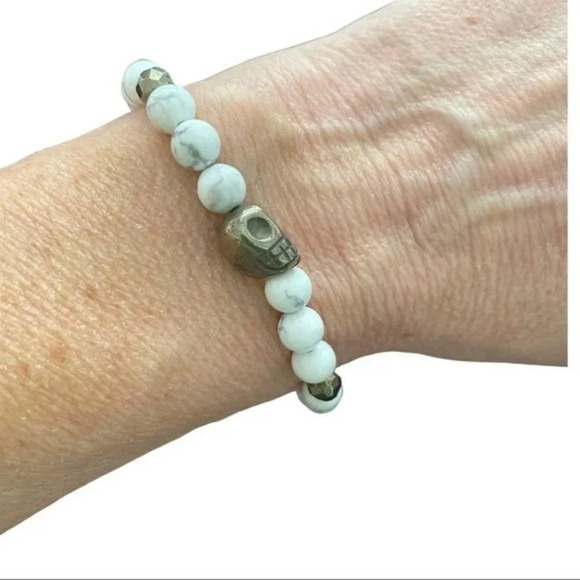 White Howlite & Pyrite Skull Stretch Bracelet - Picture 4 of 4